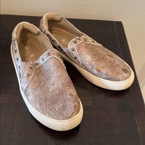 Like new Cowhide boutique by Corkys 7